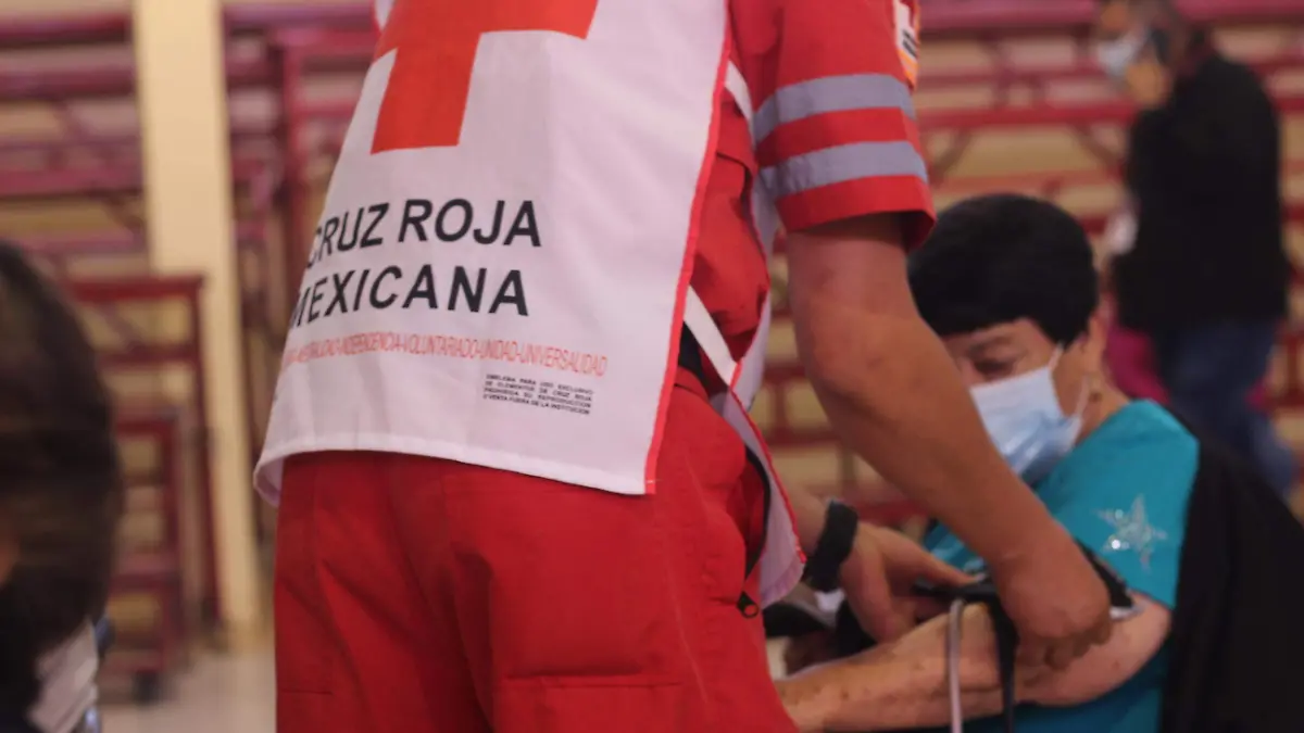 Paramédico Cruz Roja checando signos vitales 